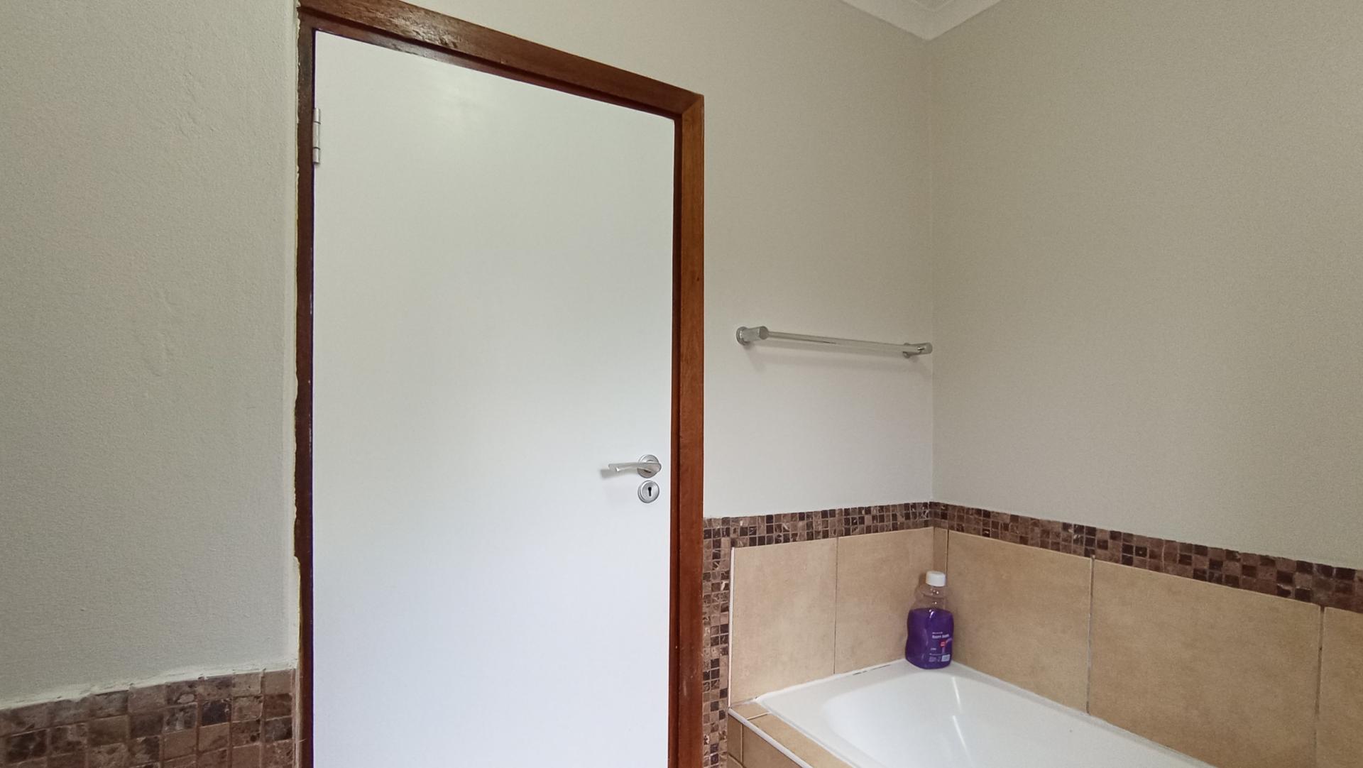 Bathroom 1 - 7 square meters of property in Greenstone Hill
