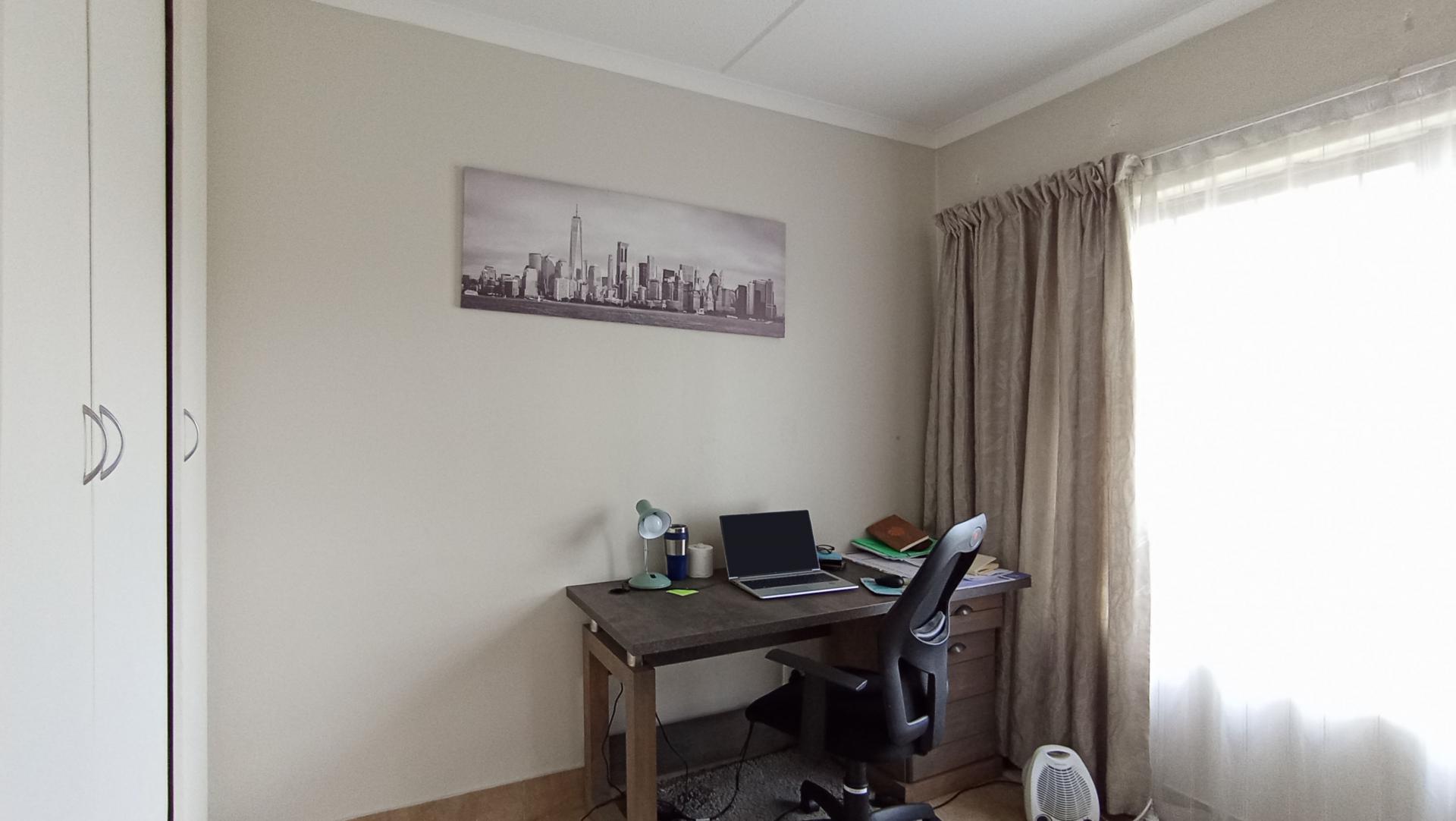 Bed Room 2 - 11 square meters of property in Greenstone Hill