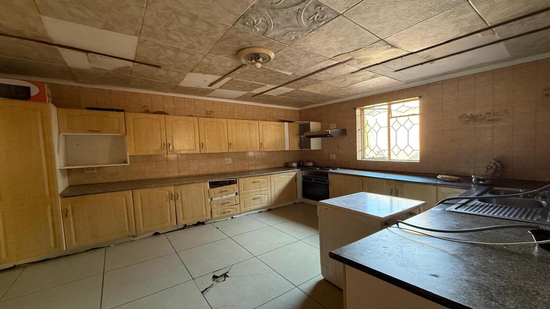 Kitchen of property in South Hills