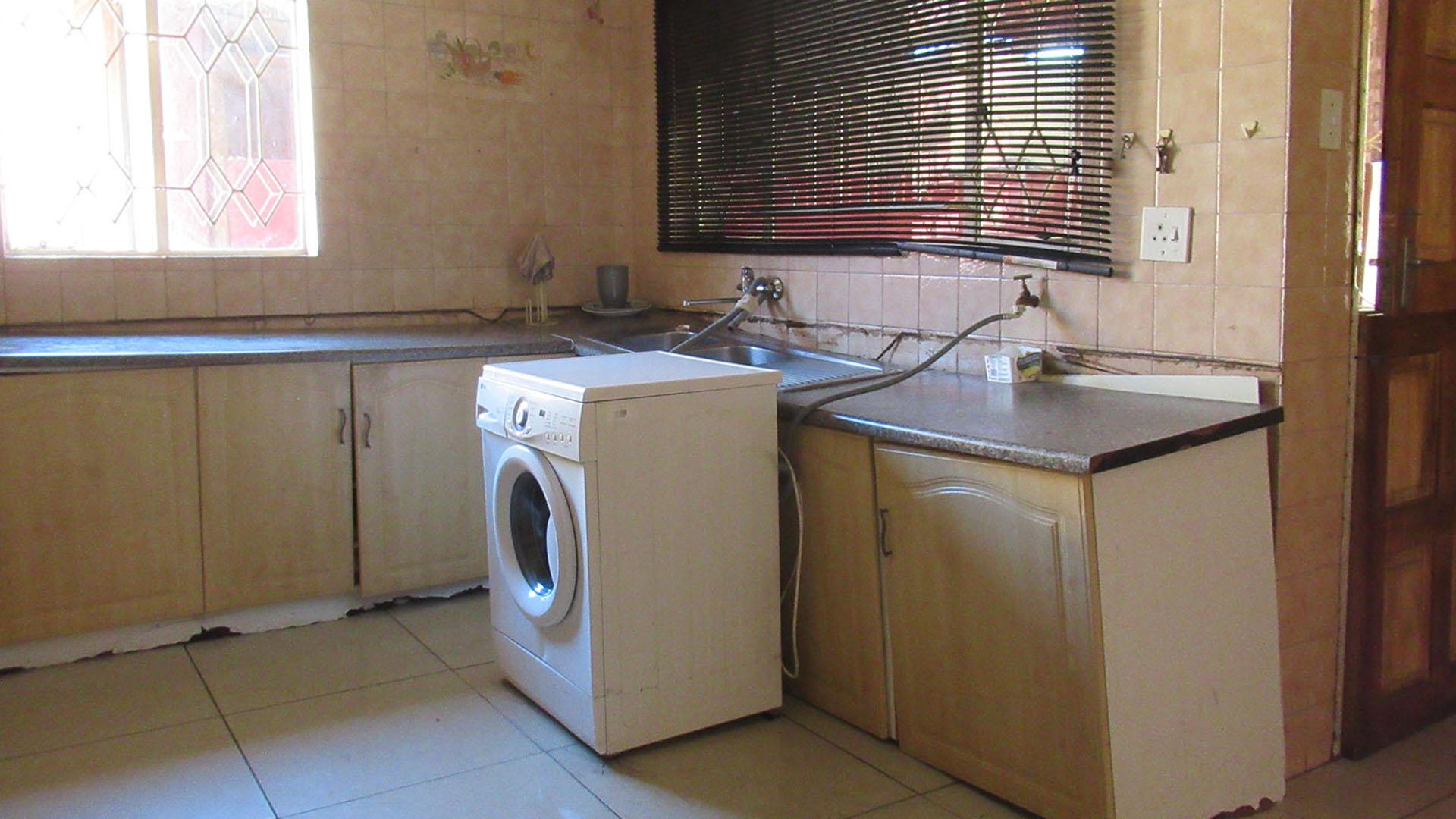 Kitchen - 22 square meters of property in South Hills