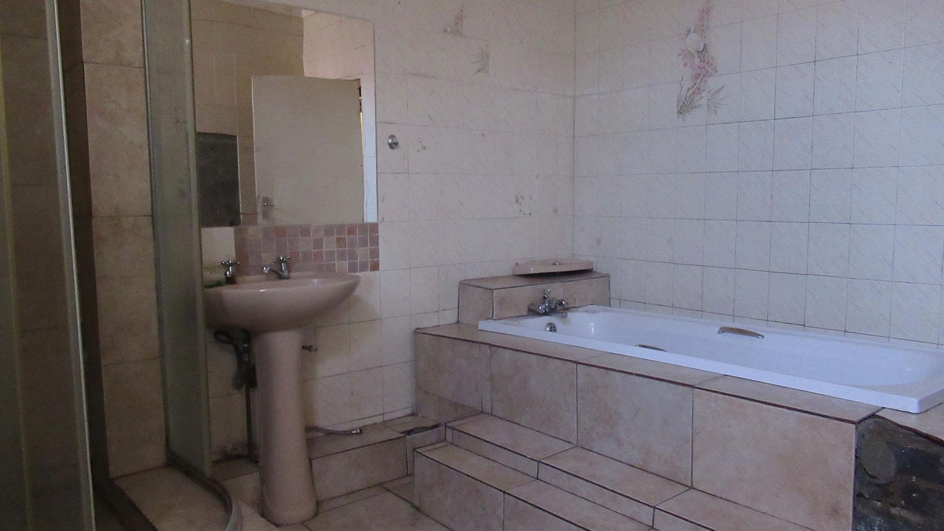 Bathroom 1 - 10 square meters of property in South Hills