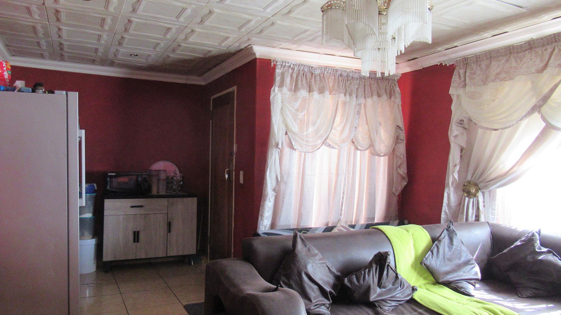 Lounges - 19 square meters of property in South Hills
