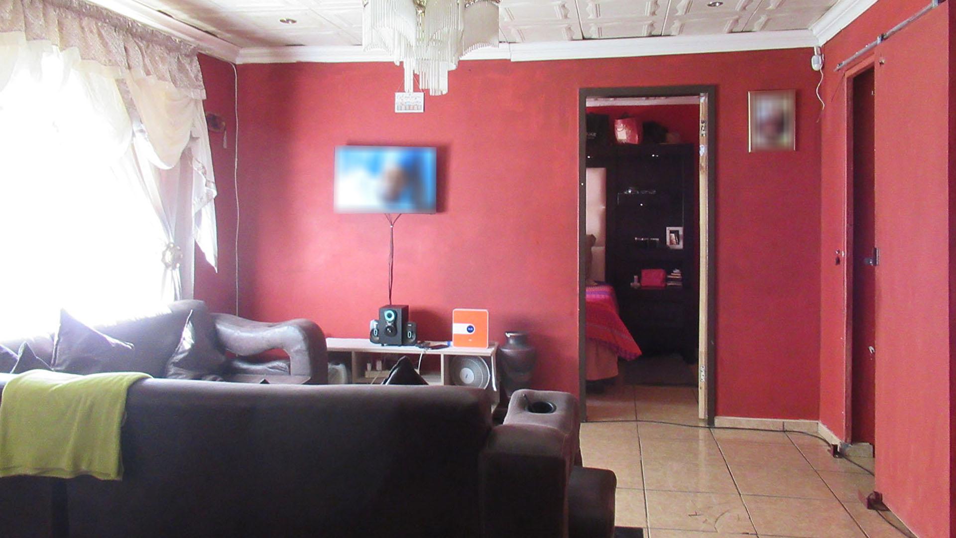 Lounges - 19 square meters of property in South Hills