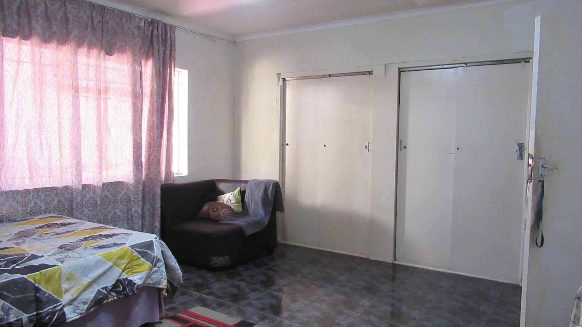 Main Bedroom - 24 square meters of property in South Hills