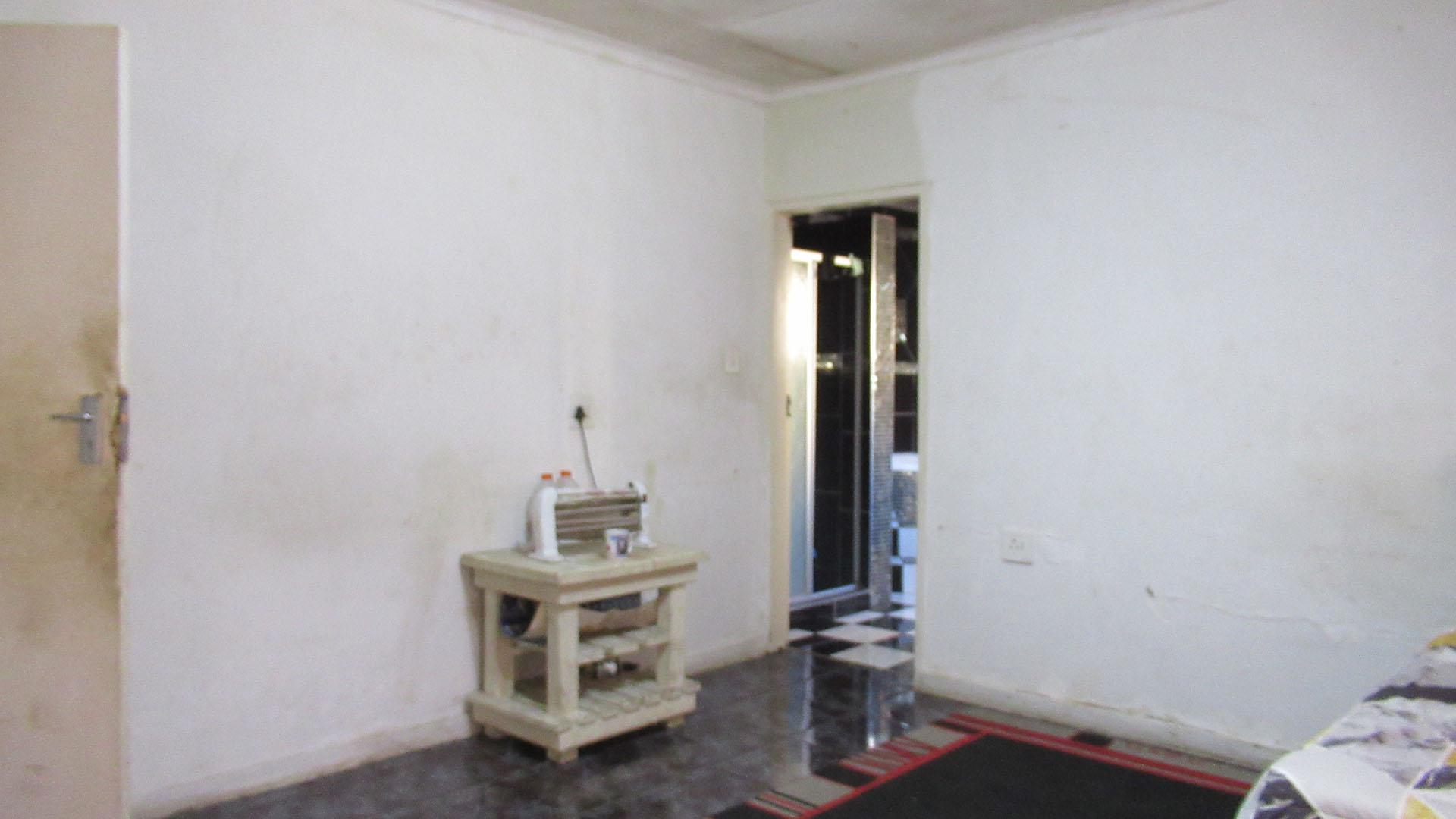 Main Bedroom - 24 square meters of property in South Hills