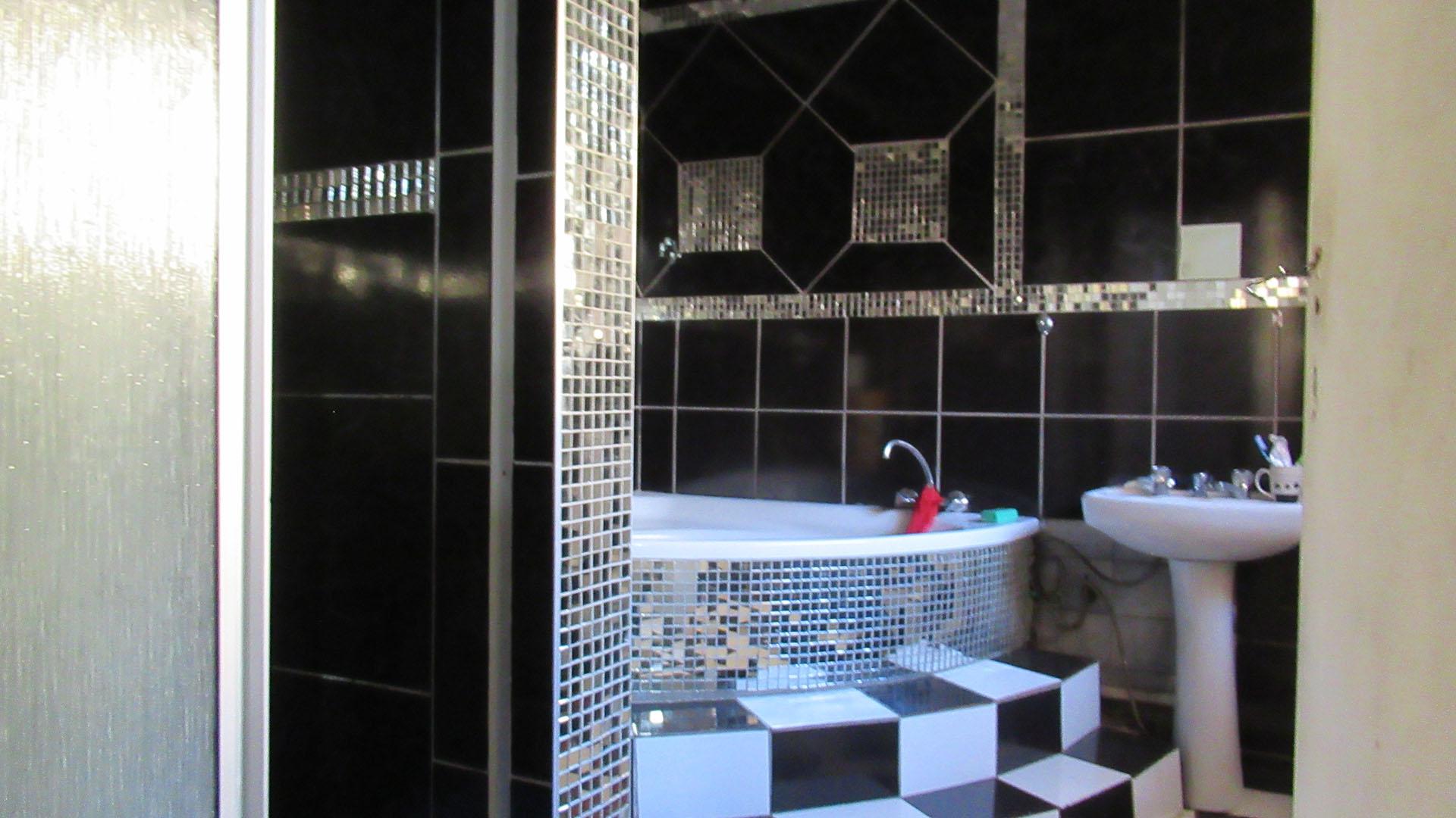 Main Bathroom - 9 square meters of property in South Hills