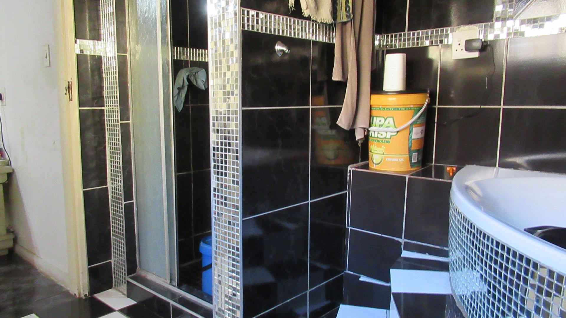 Main Bathroom - 9 square meters of property in South Hills