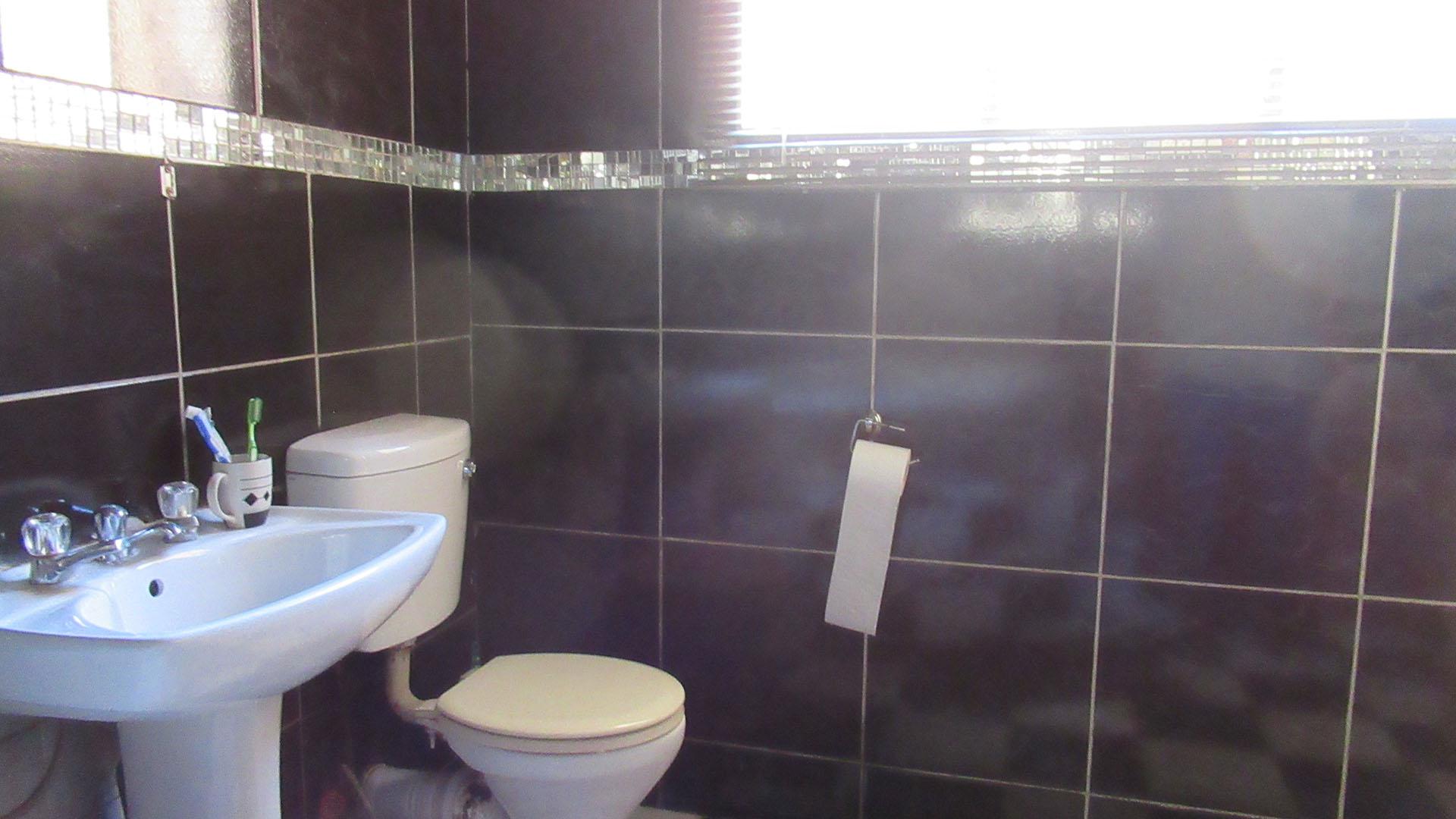 Main Bathroom - 9 square meters of property in South Hills