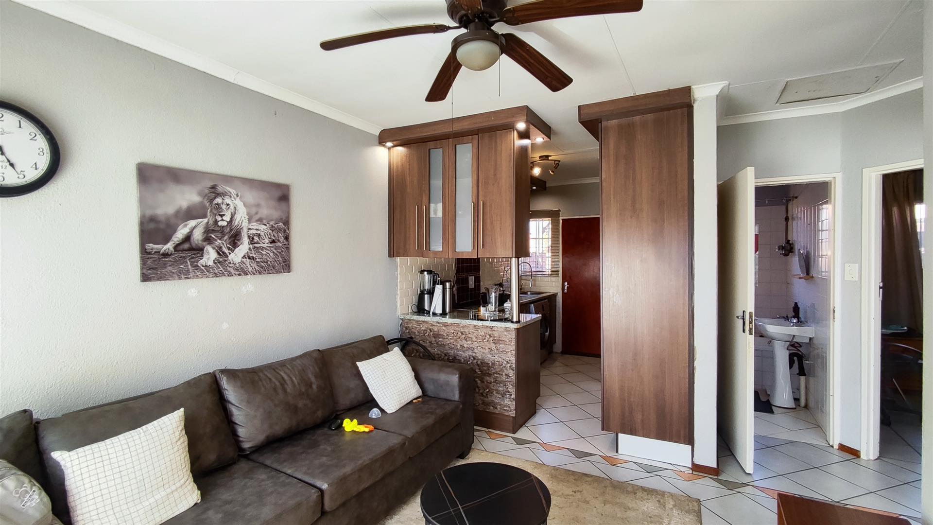 Lounges - 14 square meters of property in Terenure