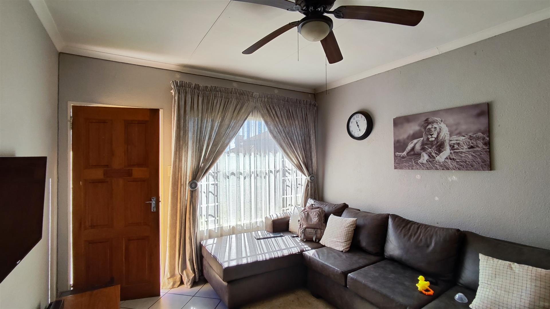 Lounges - 14 square meters of property in Terenure