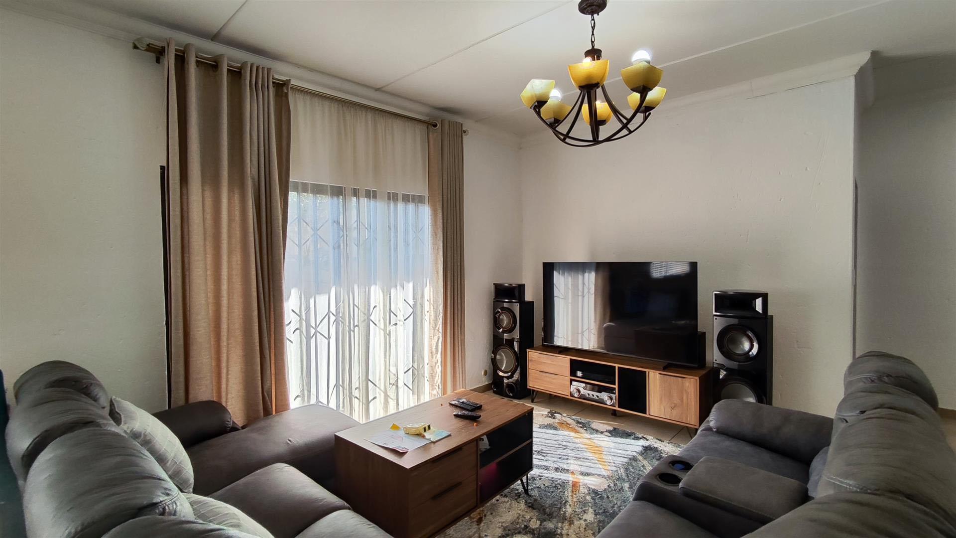 Lounges - 26 square meters of property in Terenure