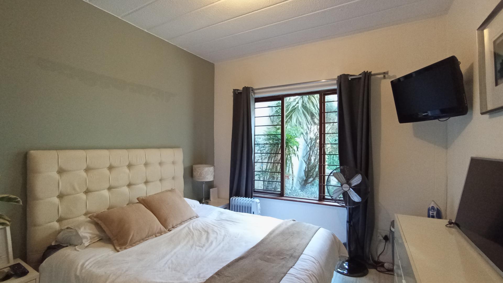 Bed Room 1 - 13 square meters of property in Melrose North