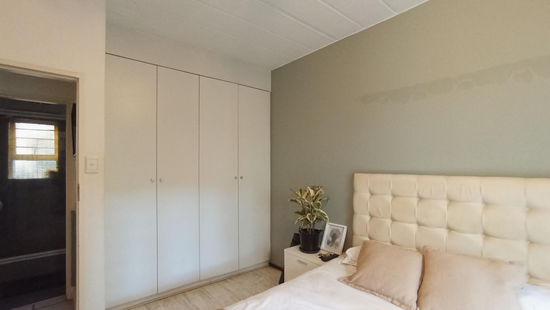 Bed Room 1 - 13 square meters of property in Melrose North