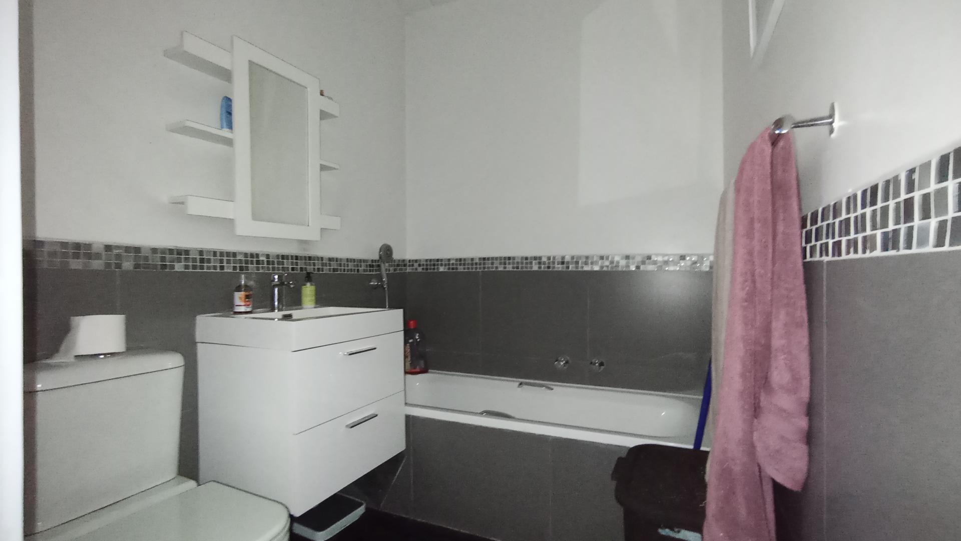 Bathroom 1 - 6 square meters of property in Melrose North