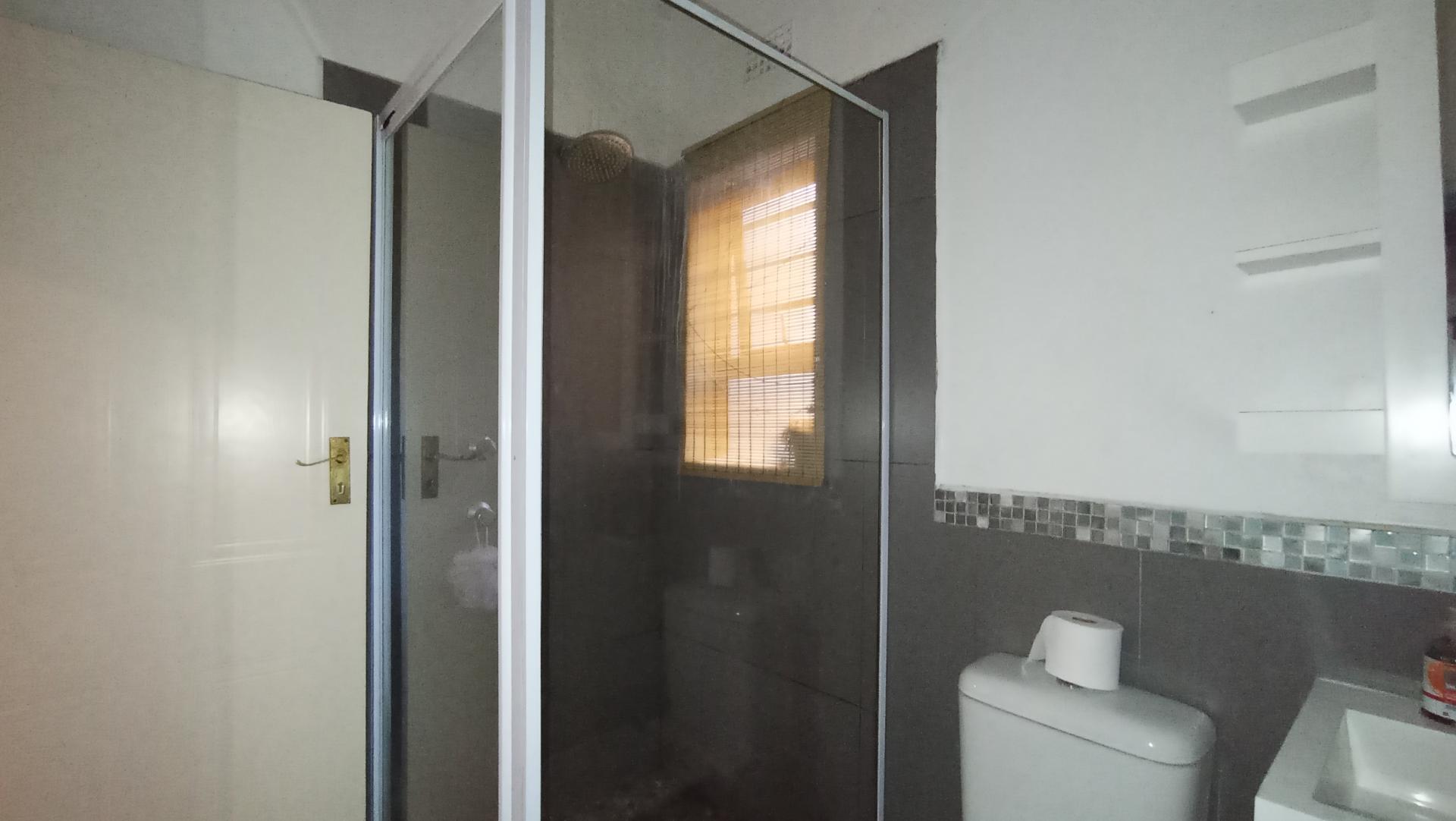 Bathroom 1 - 6 square meters of property in Melrose North