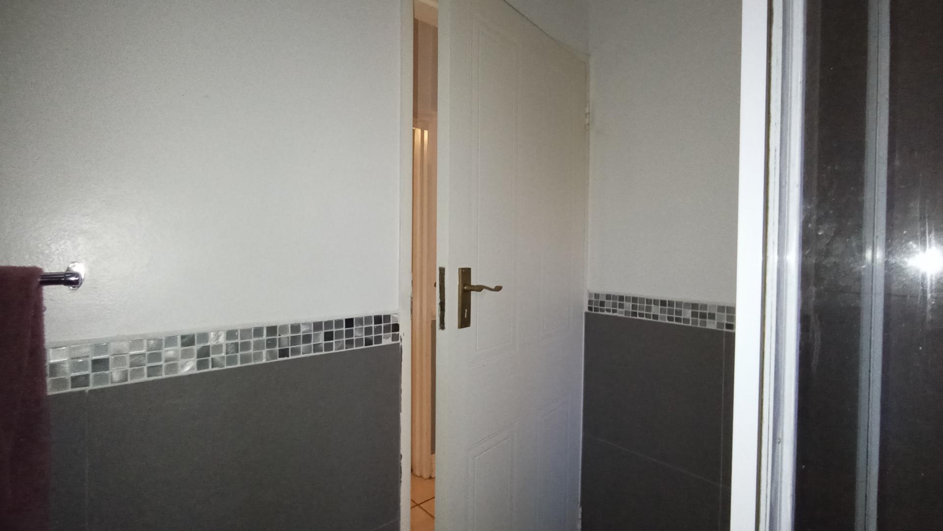 Bathroom 1 - 6 square meters of property in Melrose North