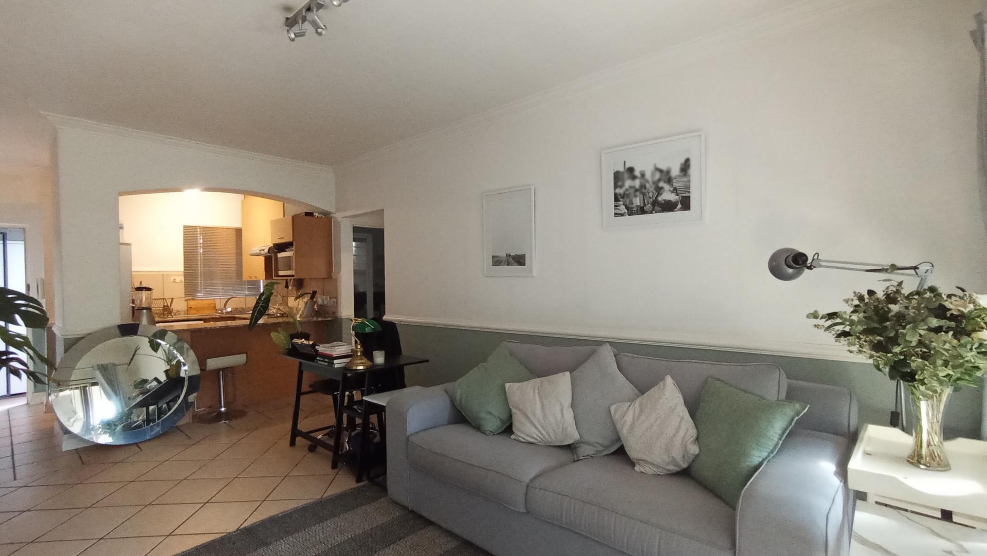 Lounges - 20 square meters of property in Melrose North