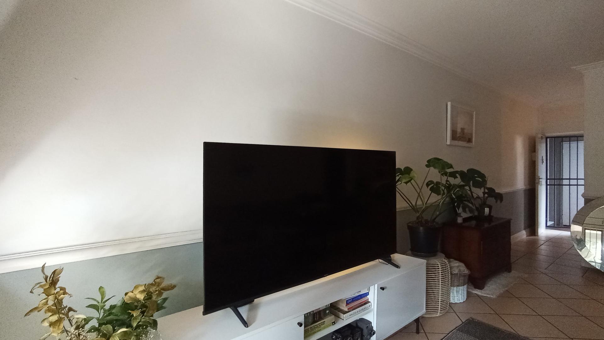 Lounges - 20 square meters of property in Melrose North