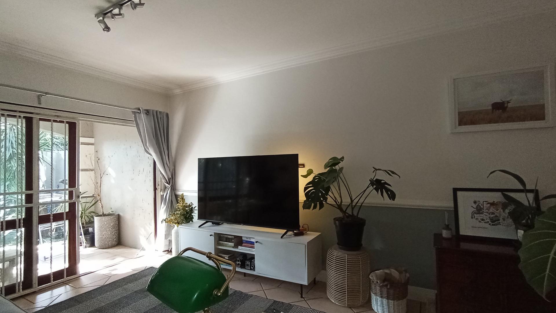 Lounges - 20 square meters of property in Melrose North