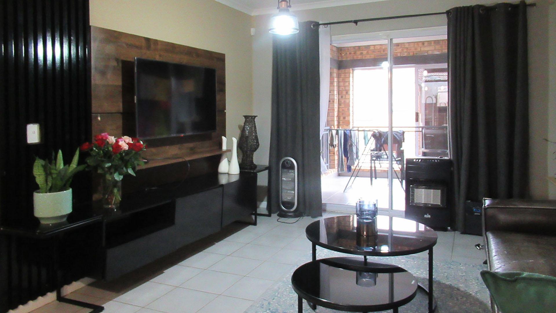 Lounges - 17 square meters of property in Wilgeheuwel 