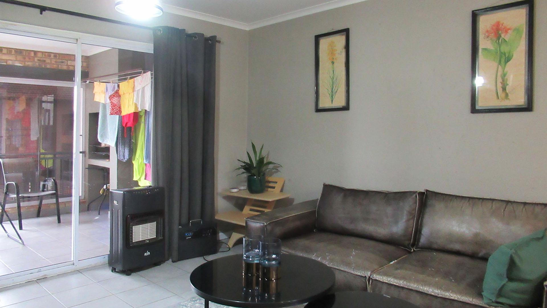 Lounges - 17 square meters of property in Wilgeheuwel 