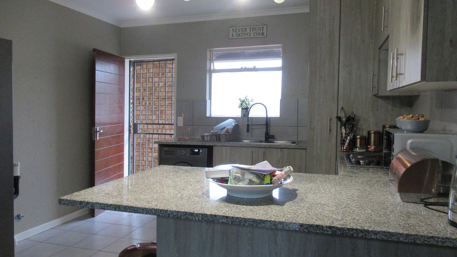 Kitchen - 16 square meters of property in Wilgeheuwel 