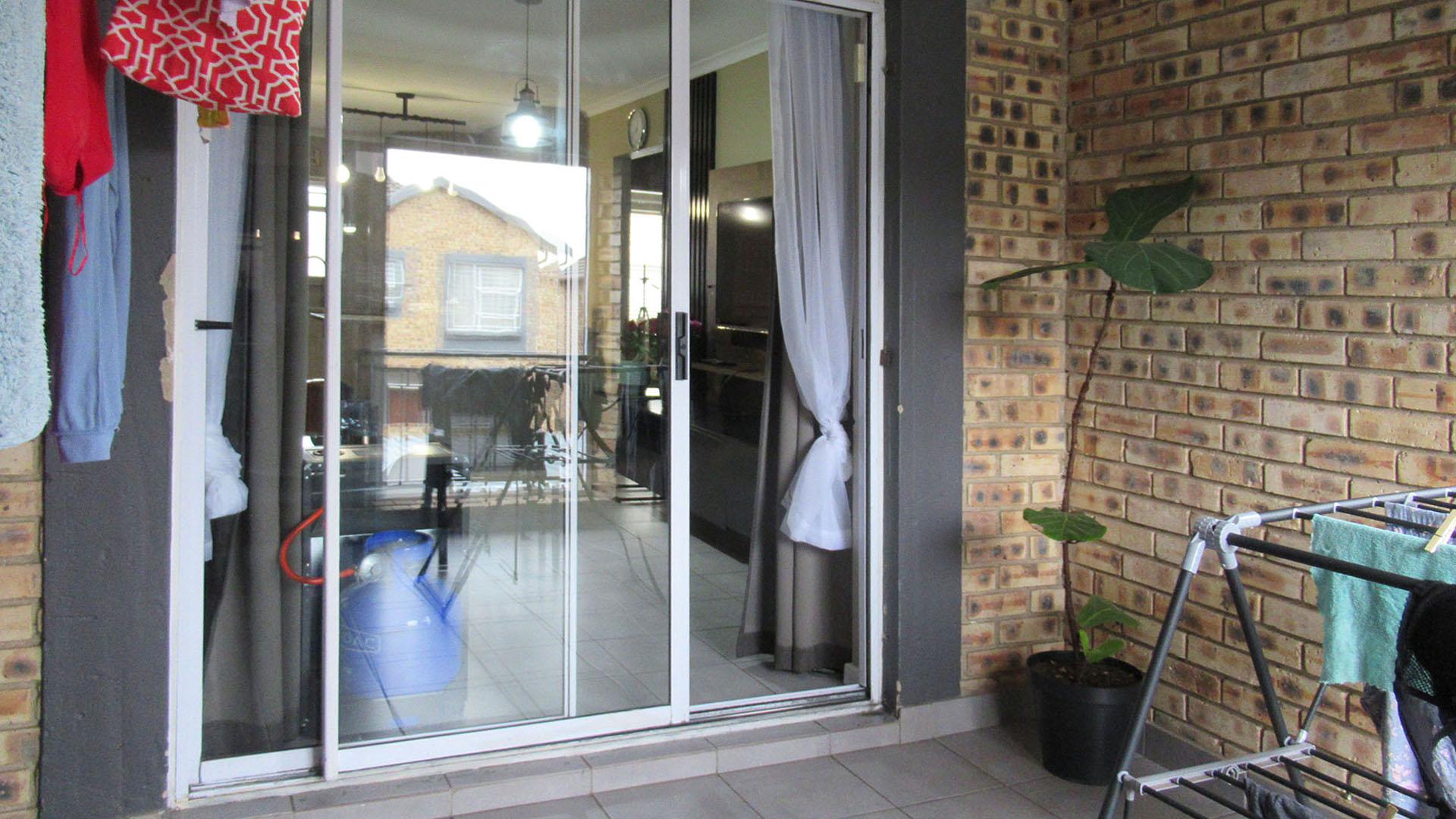 Balcony - 15 square meters of property in Wilgeheuwel 