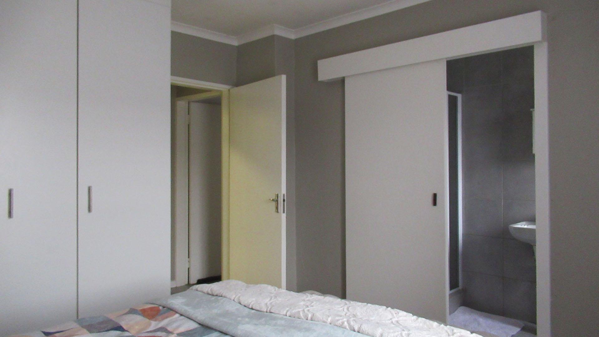 Main Bedroom - 17 square meters of property in Wilgeheuwel 