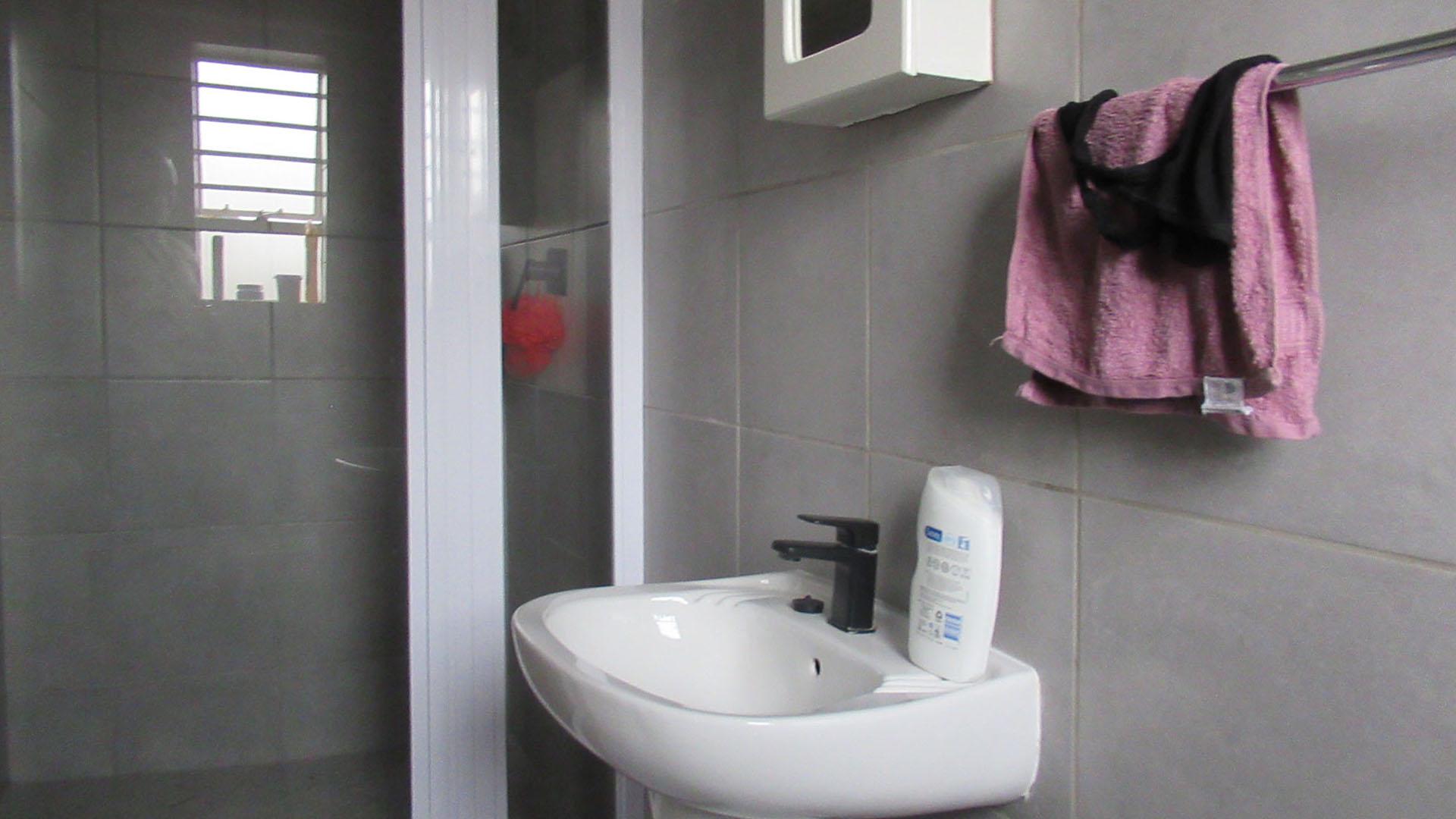 Main Bathroom - 4 square meters of property in Wilgeheuwel 
