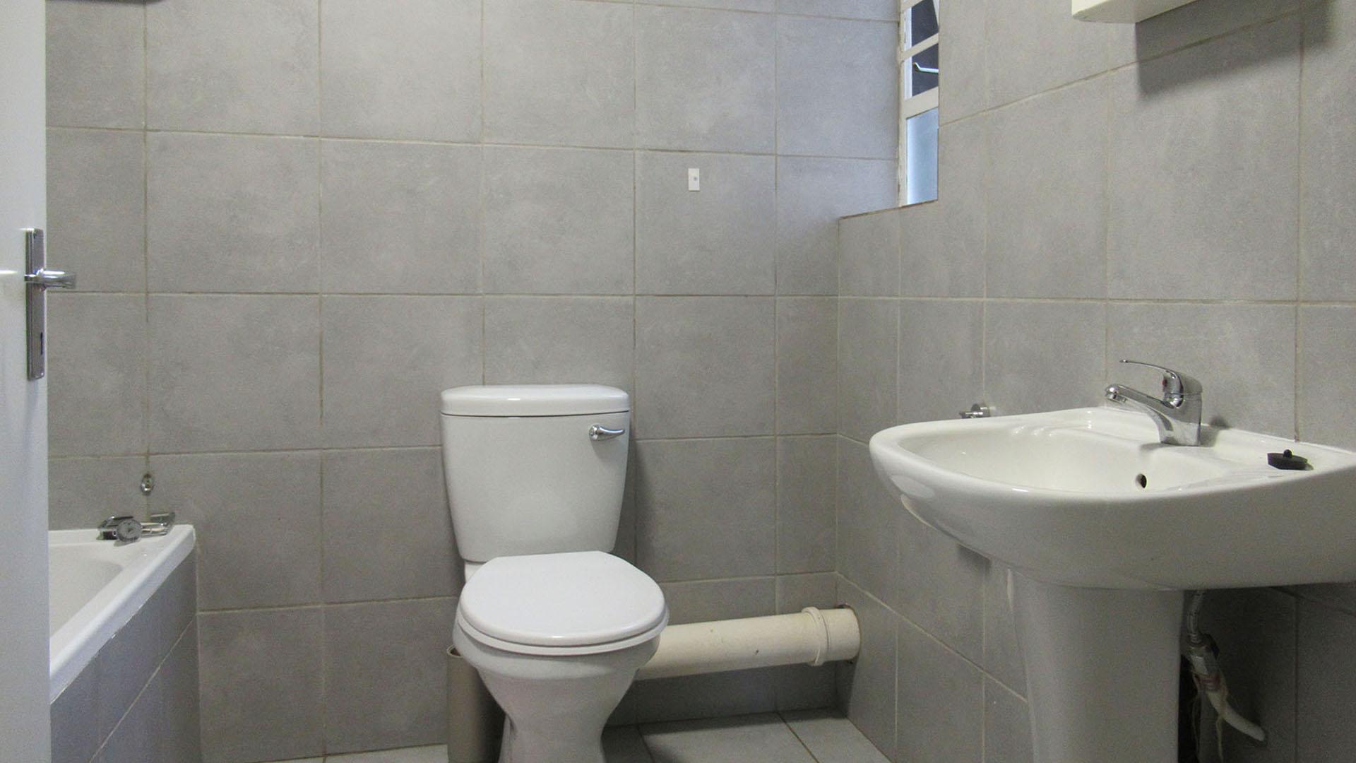 Bathroom 1 - 5 square meters of property in Wilgeheuwel 
