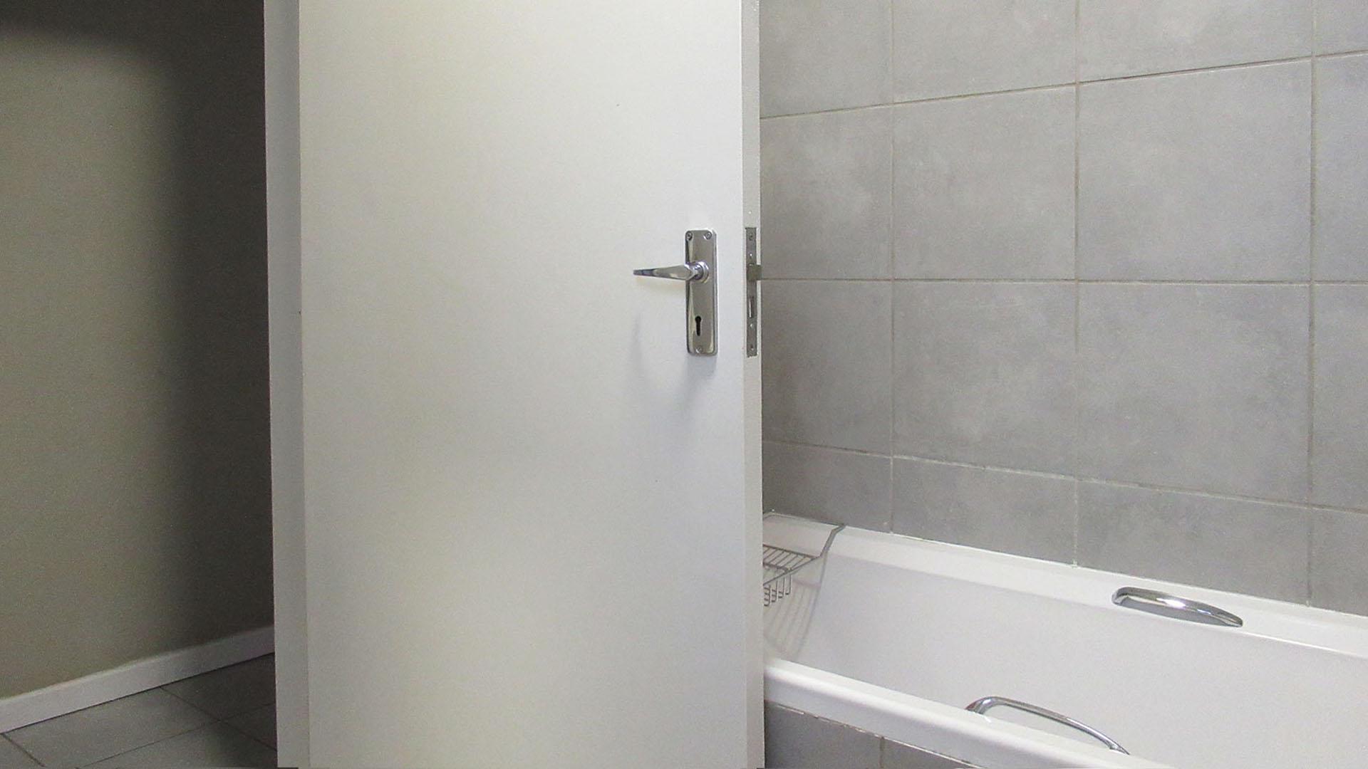 Bathroom 1 - 5 square meters of property in Wilgeheuwel 