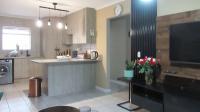 Lounges - 17 square meters of property in Wilgeheuwel 