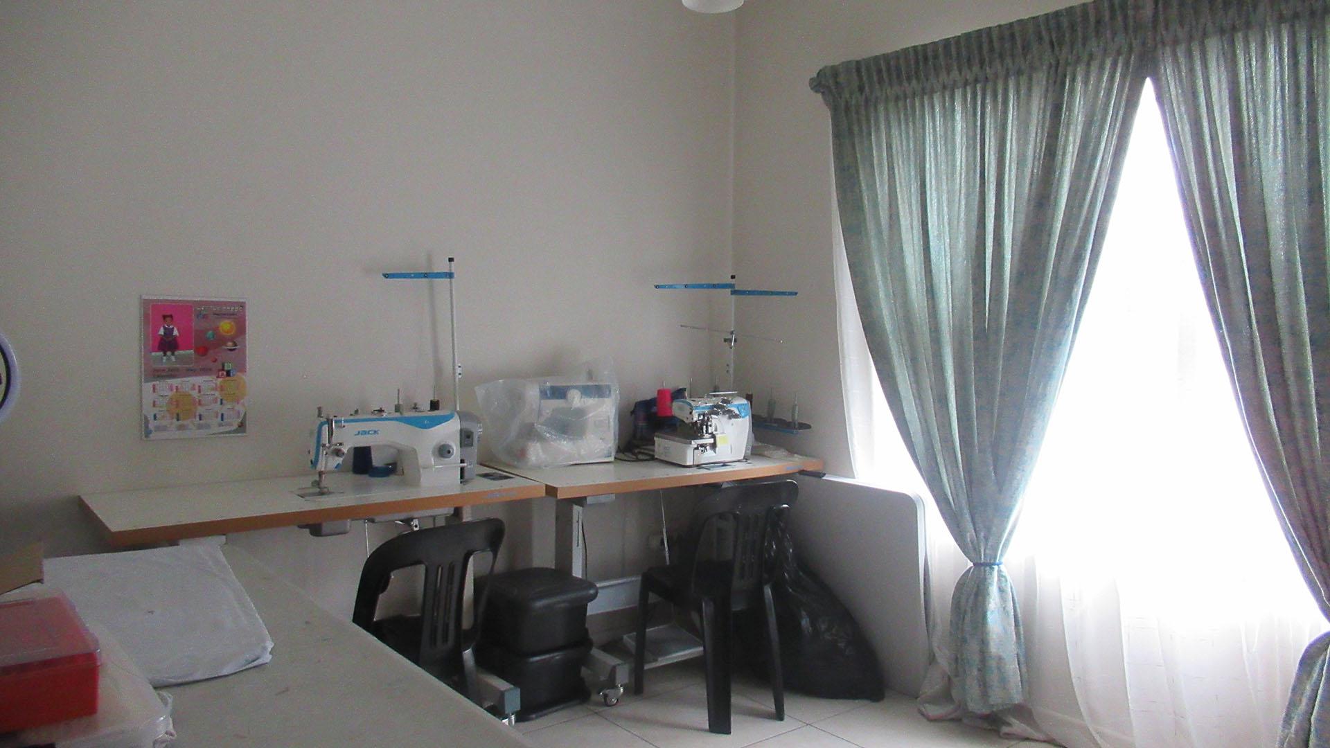 Bed Room 1 - 11 square meters of property in Oakdene