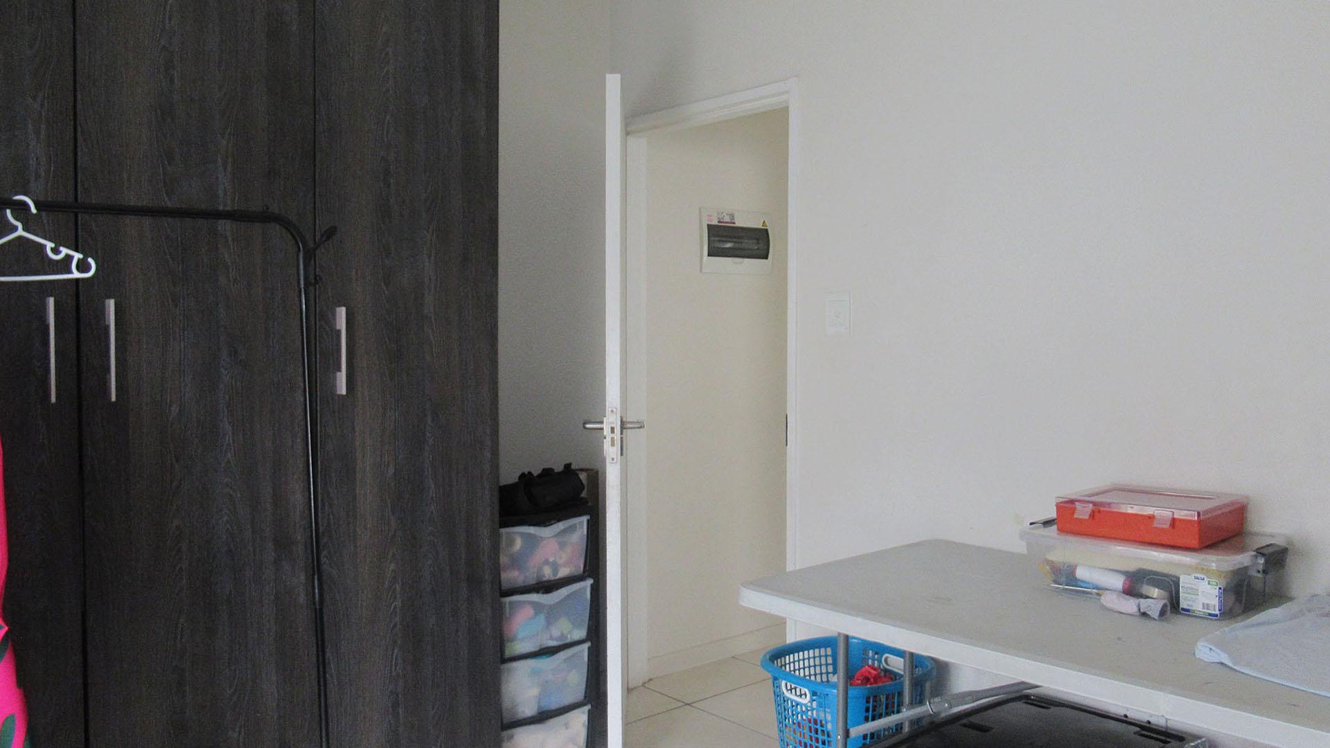 Bed Room 1 - 11 square meters of property in Oakdene