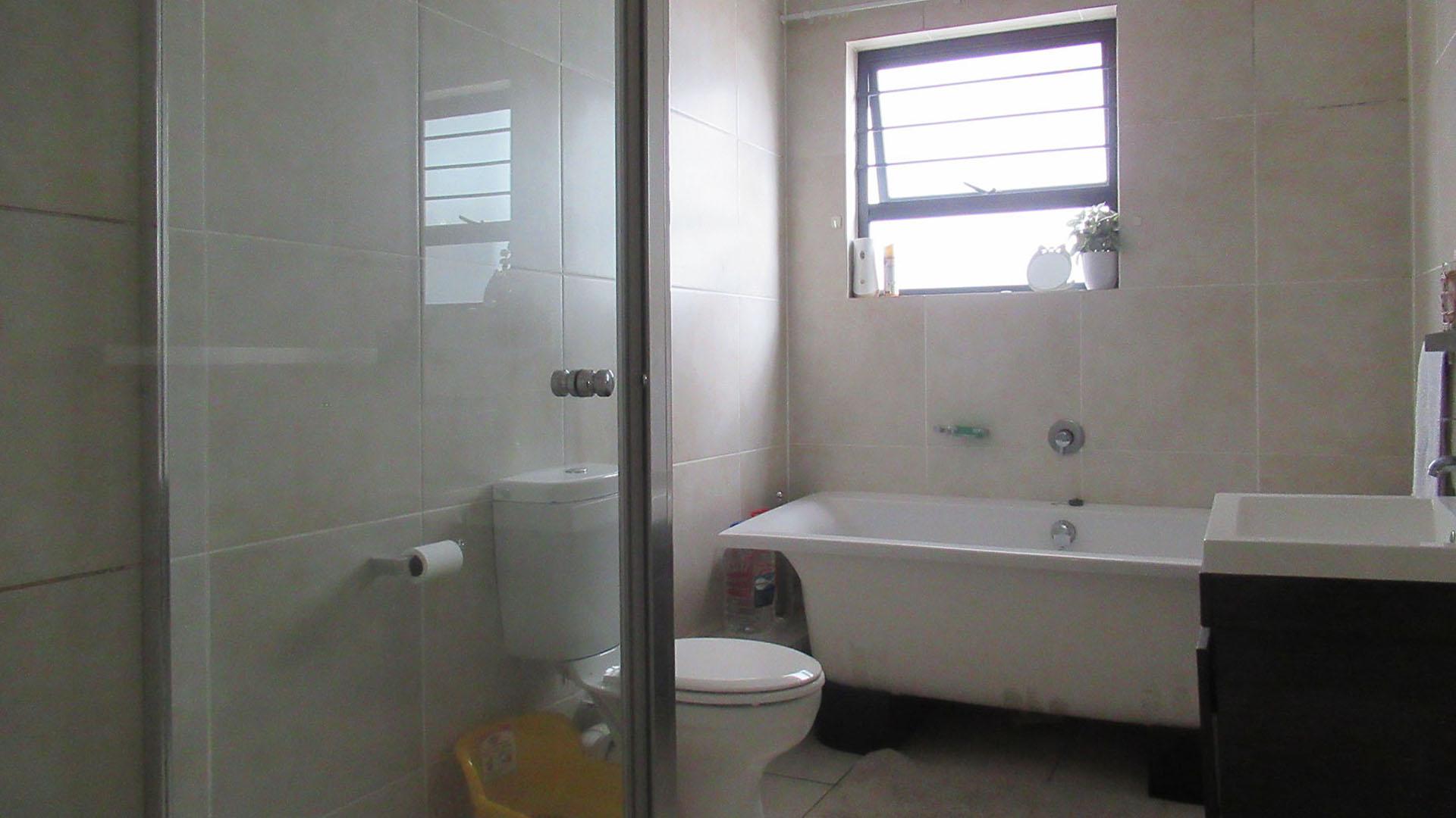Bathroom 1 - 6 square meters of property in Oakdene