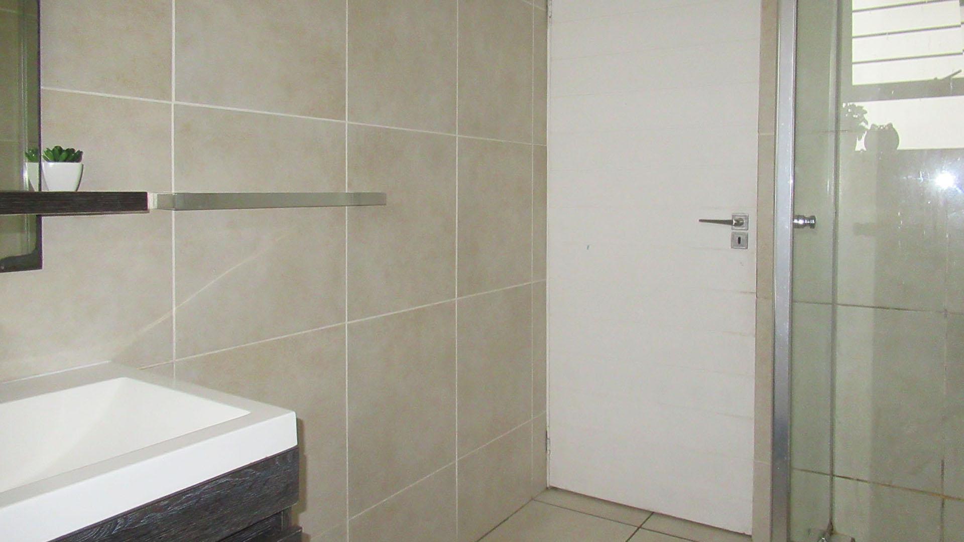 Bathroom 1 - 6 square meters of property in Oakdene