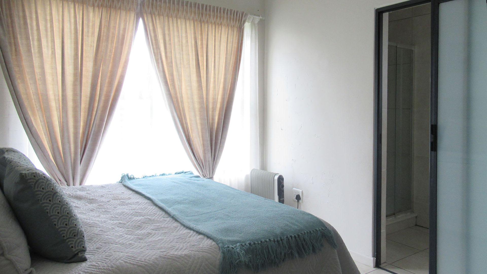 Main Bedroom - 11 square meters of property in Oakdene