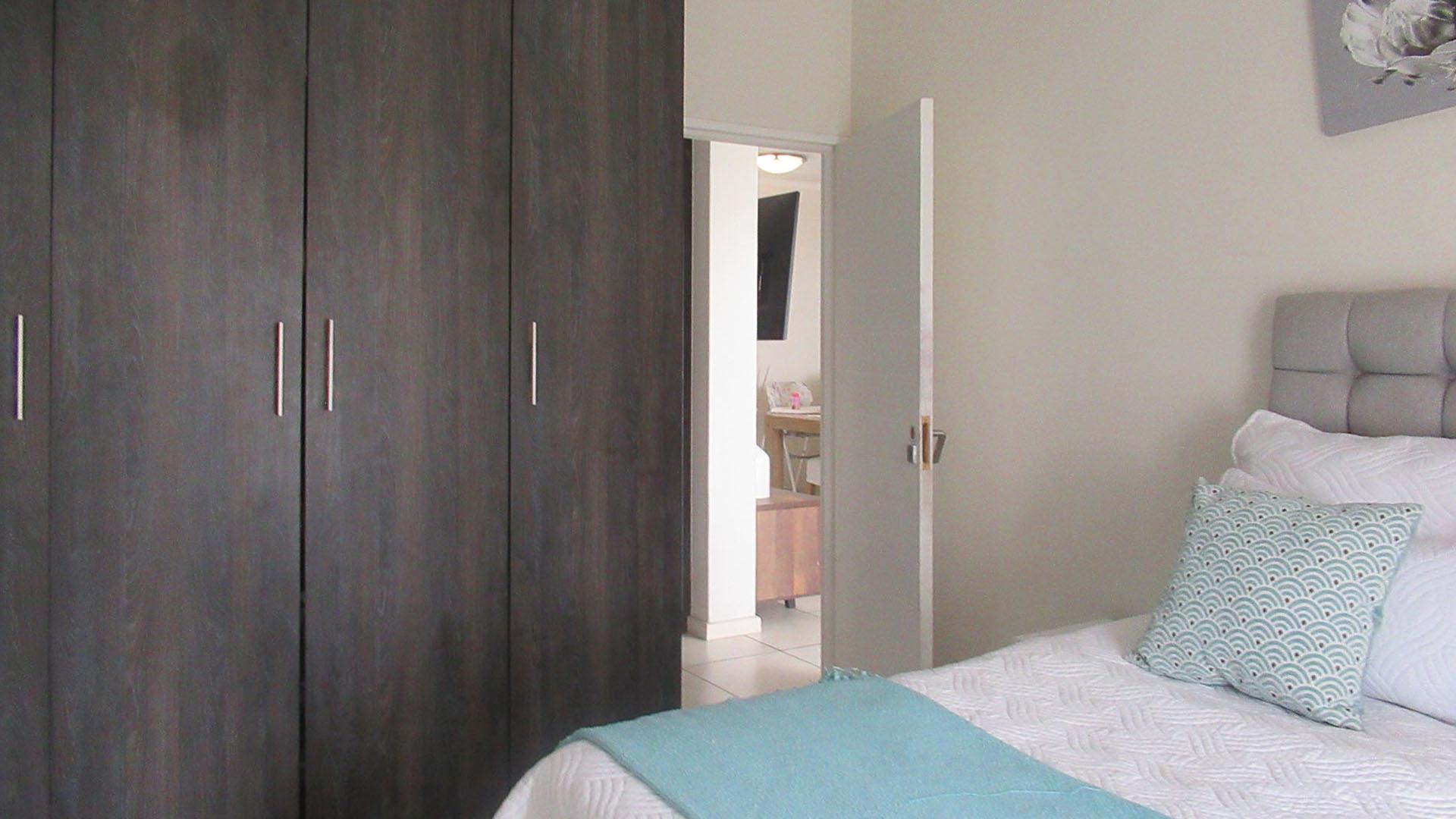 Main Bedroom - 11 square meters of property in Oakdene