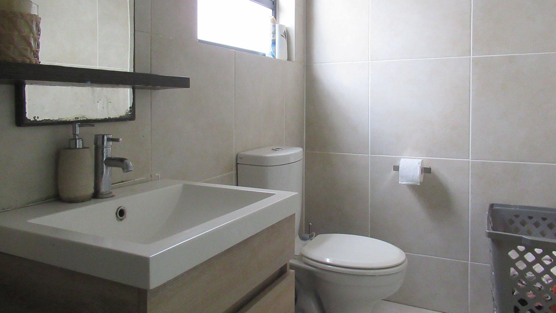 Main Bathroom - 6 square meters of property in Oakdene