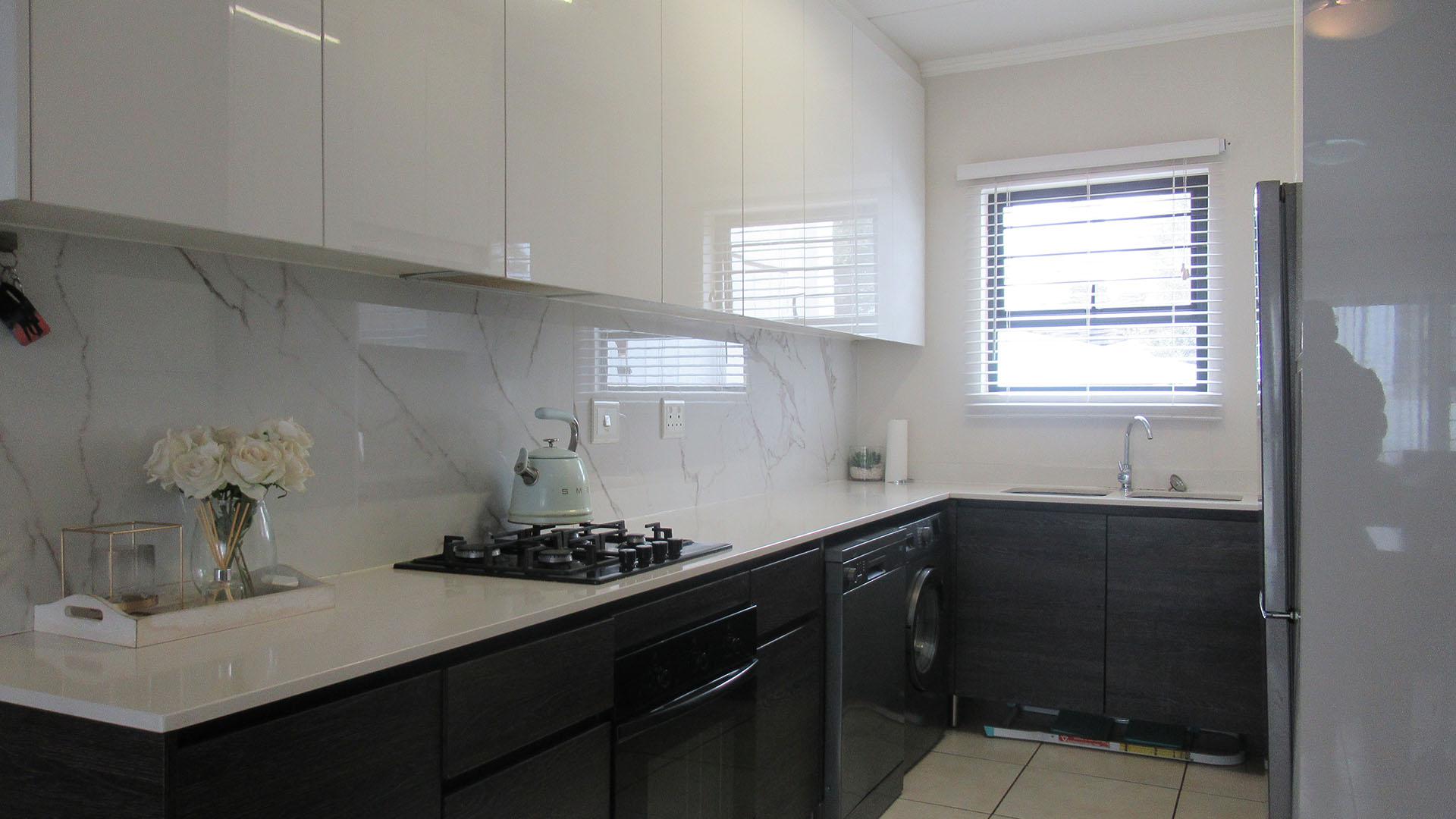 Kitchen - 8 square meters of property in Oakdene