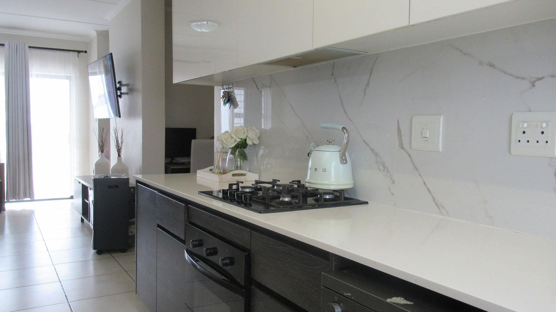Kitchen - 8 square meters of property in Oakdene