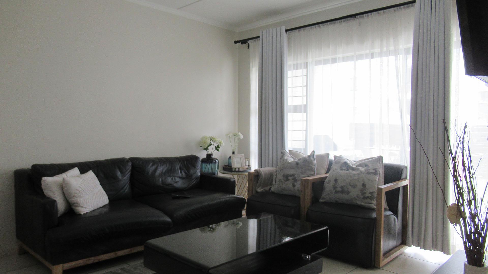 Lounges - 11 square meters of property in Oakdene