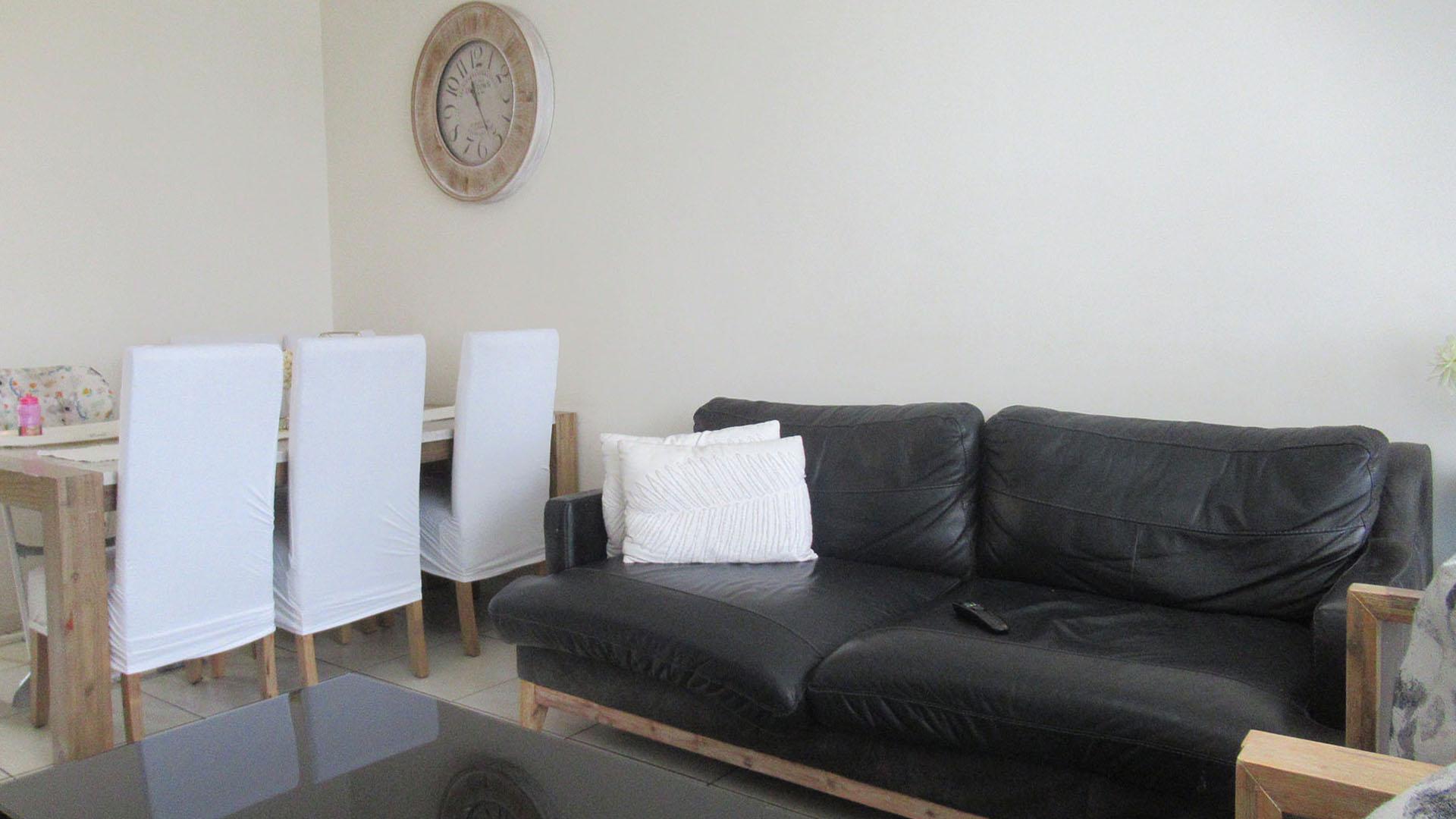 Lounges - 11 square meters of property in Oakdene