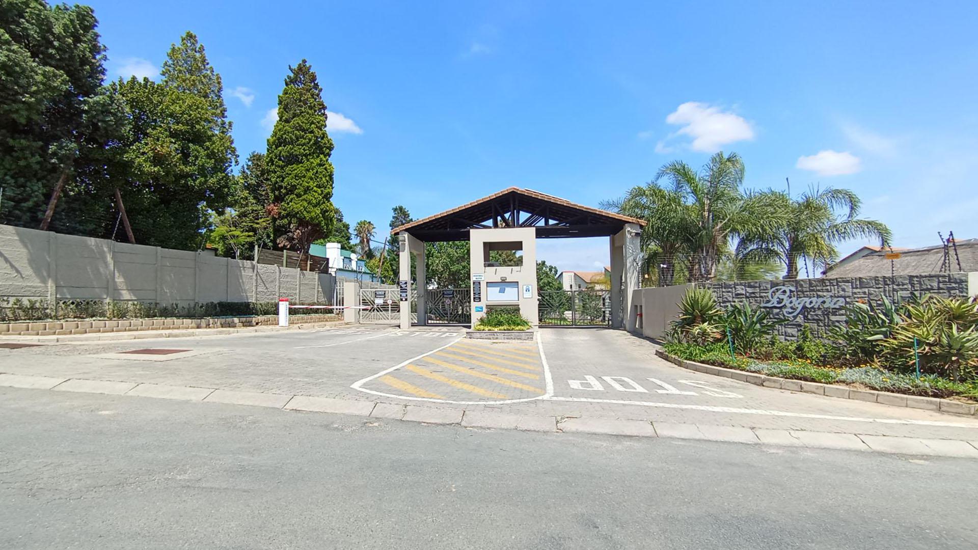 Front View of property in Paulshof