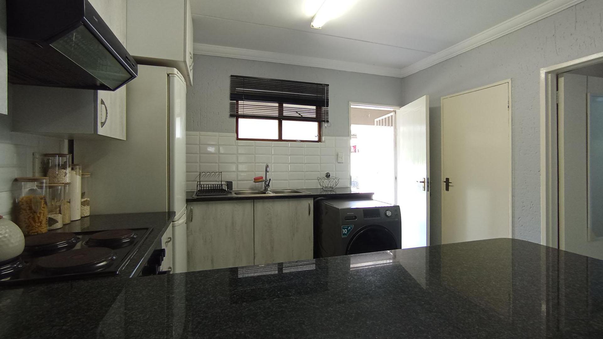 Kitchen - 11 square meters of property in Paulshof