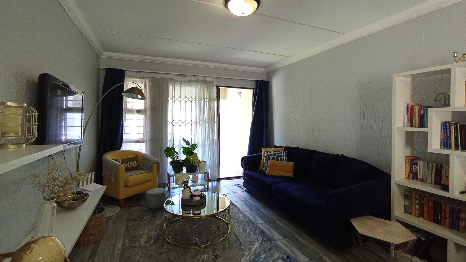 Lounges - 20 square meters of property in Paulshof