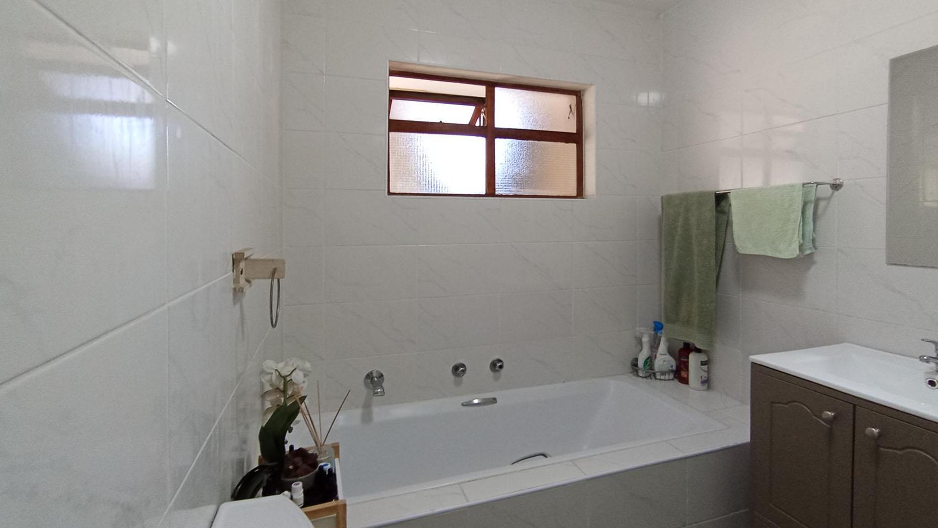 Bathroom 1 - 7 square meters of property in Paulshof