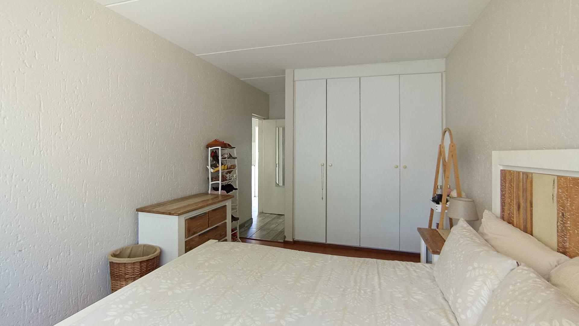 Bed Room 1 - 18 square meters of property in Paulshof
