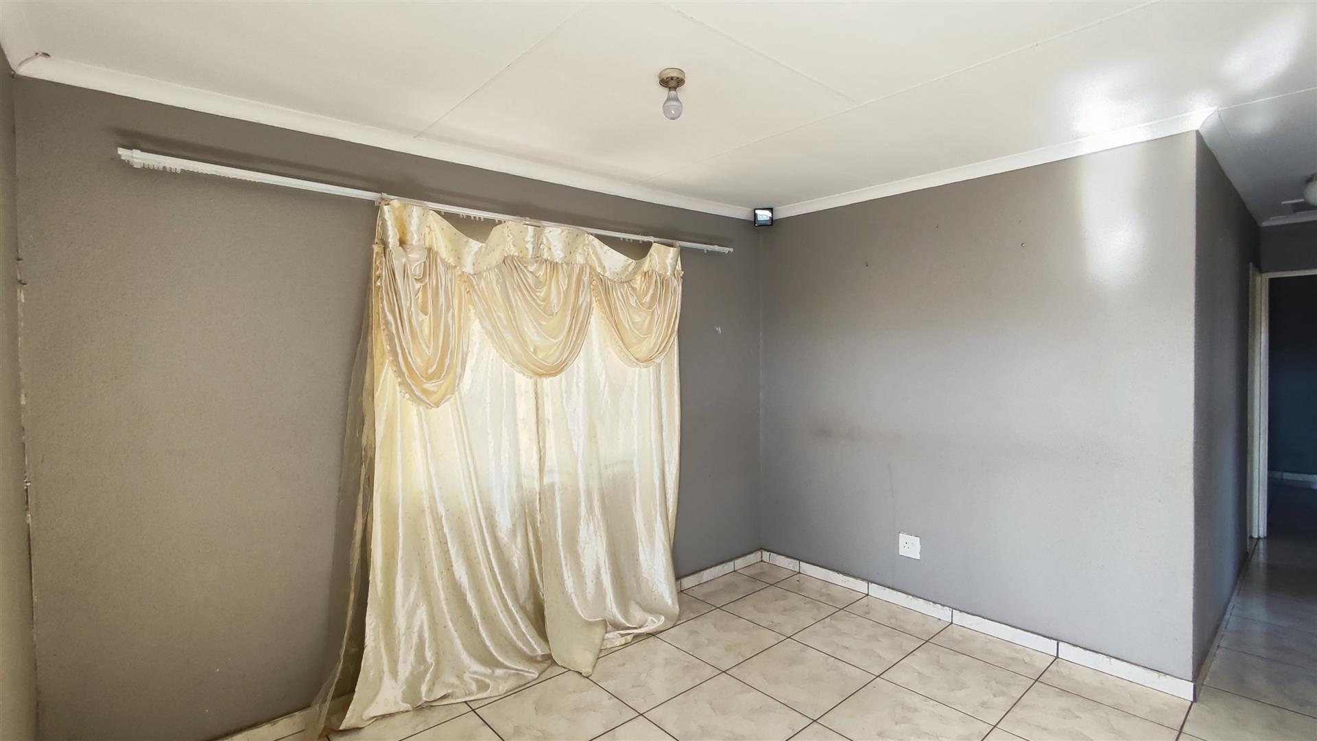 Lounges - 15 square meters of property in Windmill Park