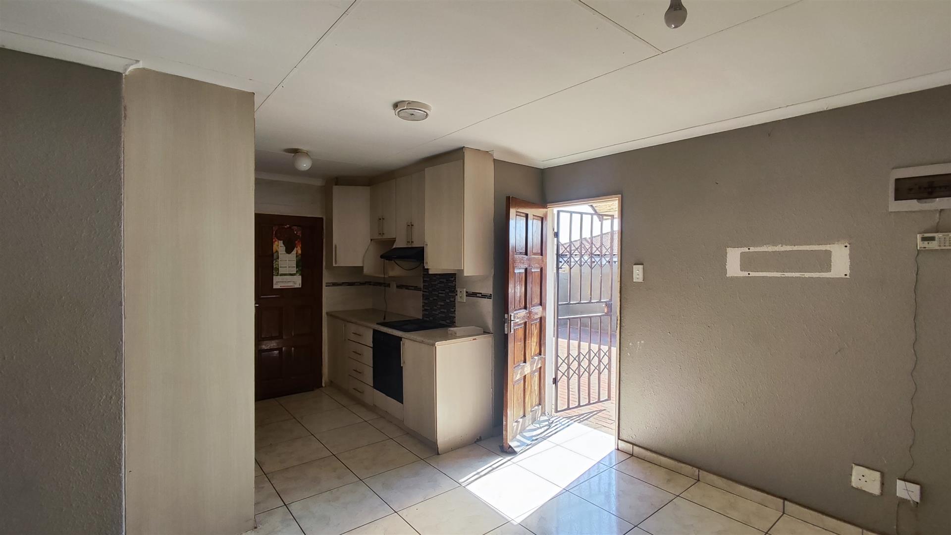 Lounges - 15 square meters of property in Windmill Park